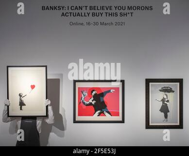 Christie's, Londra, Regno Unito. 26 Marzo 2021. Le stampe & Multiple e Banksy: Non posso credere che moroni realmente compri questo SH*t le preparazioni in linea di vendite hanno luogo dietro le porte chiuse. Immagine: Banksy, ragazza con palloncino, stima: £300,000-500,000. Credit: Malcolm Park/Alamy Live News Foto Stock