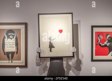 Christie's, Londra, Regno Unito. 26 Marzo 2021. Le stampe & Multiple e Banksy: Non posso credere che moroni realmente compri questo SH*t le preparazioni in linea di vendite hanno luogo dietro le porte chiuse. Immagine: Banksy, ragazza con palloncino, stima: £300,000-500,000. Credit: Malcolm Park/Alamy Live News Foto Stock