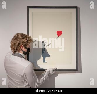 Christie's, Londra, Regno Unito. 26 Marzo 2021. Le stampe & Multiple e Banksy: Non posso credere che moroni realmente compri questo SH*t le preparazioni in linea di vendite hanno luogo dietro le porte chiuse. Immagine: Banksy, ragazza con palloncino, stima: £300,000-500,000. Credit: Malcolm Park/Alamy Live News Foto Stock