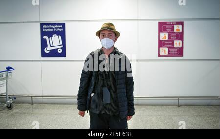 Warschau, Polonia. 26 Marzo 2021. Robert Bociaga, il giornalista polacco arrestato in Myanmar che ha lavorato per l'agenzia di stampa tedesca in Myanmar, arriva all'aeroporto. I 30 anni erano stati detenuti dai soldati a Taunggyi, la capitale dello Stato di Shan, il 11 marzo. All'epoca, Bociaga aveva riferito dalla regione sulle proteste contro la nuova giunta dopo il colpo di stato militare all'inizio di febbraio. Credit: Grzegorz Welnicki/dpa/Alamy Live News Foto Stock