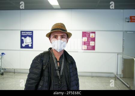 Warschau, Polonia. 26 Marzo 2021. Robert Bociaga, il giornalista polacco arrestato in Myanmar che ha lavorato per l'agenzia di stampa tedesca in Myanmar, arriva all'aeroporto. I 30 anni erano stati detenuti dai soldati a Taunggyi, la capitale dello Stato di Shan, il 11 marzo. All'epoca, Bociaga aveva riferito dalla regione sulle proteste contro la nuova giunta dopo il colpo di stato militare all'inizio di febbraio. Credit: Grzegorz Welnicki/dpa/Alamy Live News Foto Stock