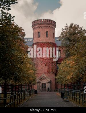 L'edificio medievale Kungshuset (la Casa dei Re) Nel parco Lundagård a Lund Svezia durante l'autunno Foto Stock