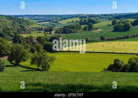 Vista a sud da Turville Heath verso Stonor Valley nelle Chiltern Hills vicino a Henley-on-Thames; Turville, Stonor, South Oxfordshire, Regno Unito Foto Stock