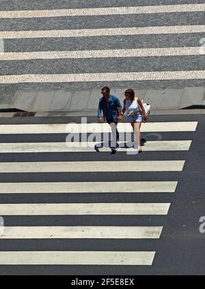 FUNCHAL, MADEIRA, PORTOGALLO - 22 GIUGNO 2019: Giovane coppia sul passaggio su strada preso dall'alto. Foto Stock