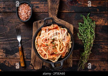 Pasta Feta al forno alla moda con pomodori arrostiti al forno e formaggio in padella. Sfondo di legno scuro. Vista dall'alto Foto Stock