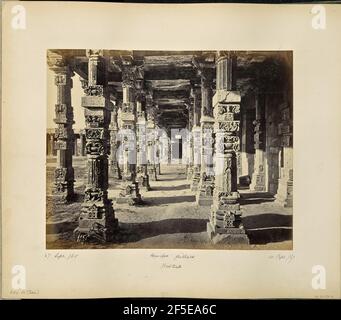 Delhi; il Kutub Minar, vista interna del Colonnato orientale. Ammira un colonnato di colonne ornatamente intagliate presso la Moschea Quwwat-ul-Islam al complesso Qutb di Delhi. (Recto, immagine) centro inferiore, scritto a mano in negativo: '1374' (recto, mount) in basso a sinistra, scritto a mano in inchiostro nero: '27 set /65' in basso a sinistra, scritto a mano in matita: 'A42.16 (Bou)' centro inferiore, scritto a mano in inchiostro nero: 'Heidoo Pillars / Kootub' in basso a destra, scritto a mano in inchiostro nero: '30 set /67' Foto Stock