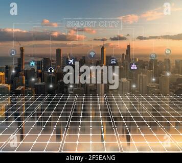 Tecnologia linea di collegamento di Smart City Solar Cell Reflection con Chicago Cityscape, connessione di rete con tecnologia wireless, alimentazione generat Foto Stock