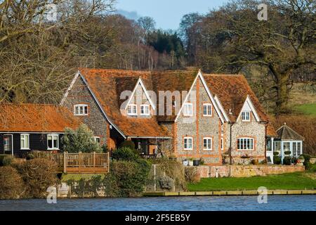 Mattone fronted e casa di pietra focaia, tipico di questa regione di Chiltern Hills gesso, vicino al fiume Tamigi vicino a Mill End Lock; Mill End, Hambleden, Bucks, Regno Unito Foto Stock