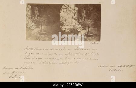 Barroca do riacho do Talhadao no lugar denominado os Mandins perto de Olho d'Agua mostrando huma caverna no grés com stalactites e stalagmites. Marc Ferrez (Brasiliano, 1843 - 1923) Foto Stock