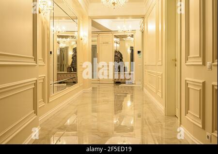 Moderno e lussuoso corridoio beige e dorato e ingresso Foto Stock