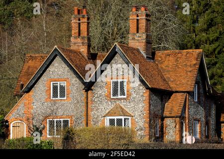 Tipiche case di mattoni e selce fronted in gesso nelle Chiltern Hills, presso la pittoresca Hambleden, una popolare location per le riprese; Hambleden, Bucks, Regno Unito Foto Stock