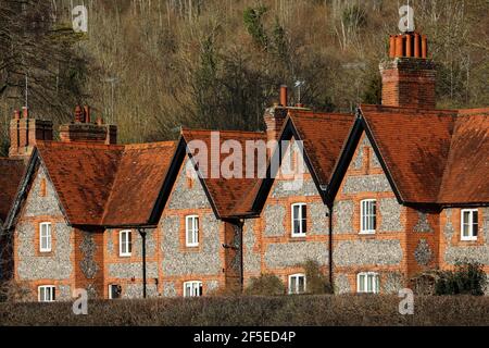 Tipiche case di mattoni e selce fronted in gesso nelle Chiltern Hills, presso la pittoresca Hambleden, una popolare location per le riprese; Hambleden, Bucks, Regno Unito Foto Stock