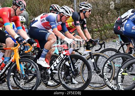 Mads Pedersen danese di Trek-Segafredo e Dries De Bondt belga di Alpecin-Fenix raffigurati in azione durante la gara ciclistica dell'E3 Saxo Bank Classic, Foto Stock