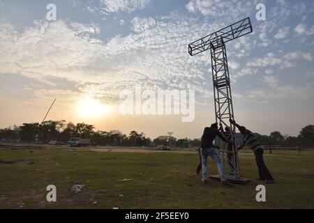 Kolkata, India. 26 Marzo 2021. Preparazione dei rally elettorali del Congresso All India Trinamool (TMC) a Dumurjala Ground, che si terrà il 27 marzo 2021, in vista delle 'elezioni dell'Assemblea legislativa del Bengala Occidentale 2021'. Il primo ministro del Bengala Occidentale e il supremo TMC Mamata Banerjee e altri leader di spicco si rivolgeranno a un gran numero di sostenitori ad Howrah. (Foto di Biswarup Gangolly/Pacific Press) Credit: Pacific Press Media Production Corp./Alamy Live News Foto Stock