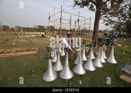 Kolkata, India. 26 Marzo 2021. Preparazione dei rally elettorali del Congresso All India Trinamool (TMC) a Dumurjala Ground, che si terrà il 27 marzo 2021, in vista delle 'elezioni dell'Assemblea legislativa del Bengala Occidentale 2021'. Il primo ministro del Bengala Occidentale e il supremo TMC Mamata Banerjee e altri leader di spicco si rivolgeranno a un gran numero di sostenitori ad Howrah. (Foto di Biswarup Gangolly/Pacific Press) Credit: Pacific Press Media Production Corp./Alamy Live News Foto Stock