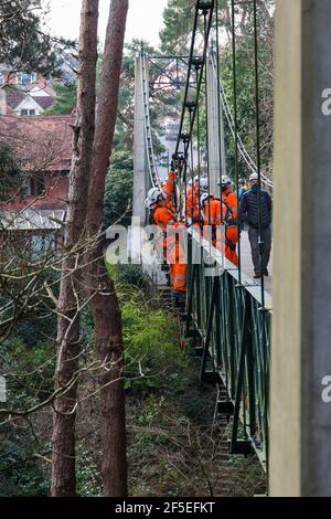 Dorset Fire Service che svolge un esercizio di formazione sul ponte sospeso ad Alum Chine, Bournemouth, Dorset UK nel mese di marzo durante il blocco Covid-19 Foto Stock