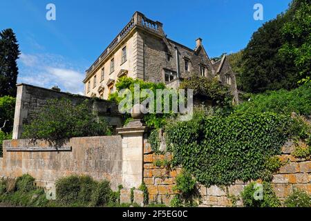 La classica facciata georgiana del 1730 a sud-ovest di Iford Manor & Gardens presso il fiume Frome; Iford, Bradford-on-Avon, Wiltshire, Regno Unito Foto Stock