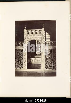 Agra; lo schermo che racchiude il sarcofagi nell'interno del Taj. Samuel Bourne (inglese, 1834 - 1912) Foto Stock