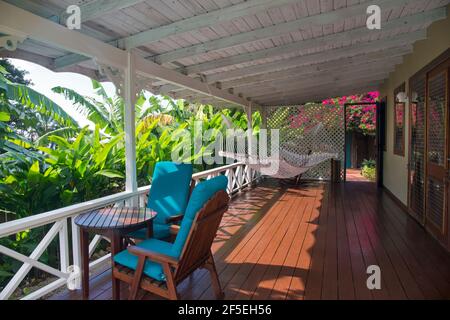 Soufriere, Santa Lucia. Grande terrazza in legno di una tipica villa dello Stonefield Villa Resort. Foto Stock