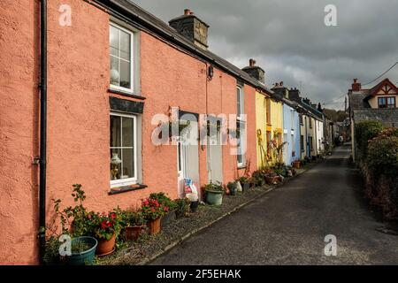 Piccole case colorate a schiera su Water St in questo storico ex villaggio costiero cantieristico sul fiume Arth; Aberarth, Ceredigon, Galles, Regno Unito Foto Stock