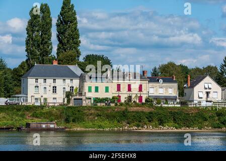 Edifici sul lungofiume di Saumur nella valle della Loira Francia Foto Stock