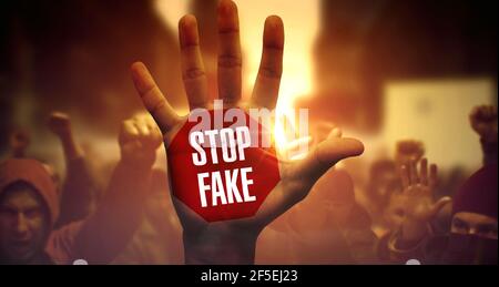 Arresta Falso. Persone multietniche che protestano e combattono per i loro diritti. Primo piano su Raised Palm. Folla di persone diverse in dimostrazione politica. Stop Fake scritto sulla mano sollevata. Foto Stock