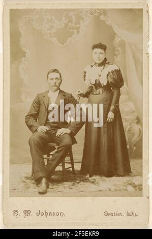 Coppia non identificata: Uomo con baffi seduto, donna in piedi. H.M. Johnson (americano, attivo dal 1870 al 1880) Foto Stock