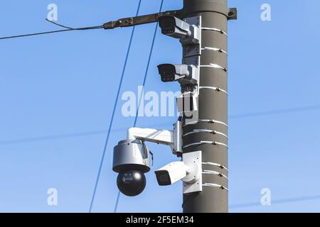 Telecamere di sorveglianza per la sicurezza dell'intelligenza artificiale in città Foto Stock