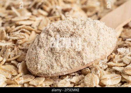 Cucchiaio di farina d'avena sopra di avena di porridge non cotti. Sfocatura. Sfondo. Foto Stock