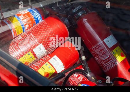 Poznan, Polonia - 26 marzo 2021: Gruppo estintori antincendio in un camion antincendio. Foto Stock