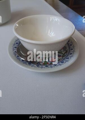 Due ciotole da tè vuote in un ristorante ornamento orientale Foto Stock