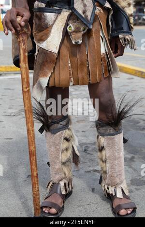 Johannesburg, Sudafrica. 26 Marzo 2021. Un uomo vestito in un abbigliamento tradizionale durante una protesta.i manifestanti si sono riuniti fuori dal Centro commerciale Boulders a Midrand, in Sud Africa in reazione ad un manager che ha confrontato un uomo vestito con il tradizionale abbigliamento Ndebele e gli ha chiesto di lasciare un negozio Clicks nel centro commerciale. (Foto di Thabo Jaiyesimi/SOPA Images/Sipa USA) Credit: Sipa USA/Alamy Live News Foto Stock