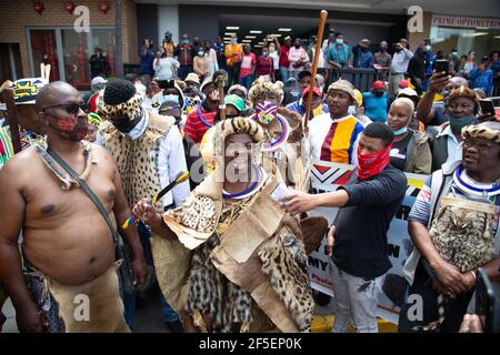 Johannesburg, Sudafrica. 26 Marzo 2021. Uomini vestiti in un abbigliamento tradizionale durante una protesta.i manifestanti si sono riuniti fuori dal Boulders Shopping Centre a Midrand, in Sud Africa in reazione ad un manager che ha confrontato un uomo vestito con il tradizionale abbigliamento Ndebele e gli ha chiesto di lasciare un negozio Clicks nel centro commerciale. (Foto di Thabo Jaiyesimi/SOPA Images/Sipa USA) Credit: Sipa USA/Alamy Live News Foto Stock