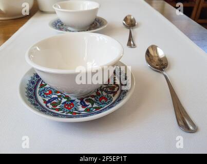 Due ciotole da tè vuote in un ristorante ornamento orientale Foto Stock