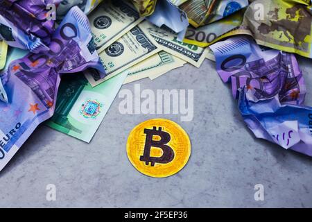 Immagine disegnata della moneta di bitcoin su sfondo grigio. Banconote in contanti sbriciolati di dollari e euro intorno. Simbolo di spostamento e sostituzione di denaro reale Foto Stock