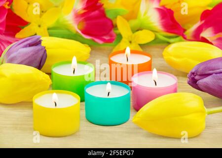 Decorazioni primaverili colorate con candele e tulipani Foto Stock