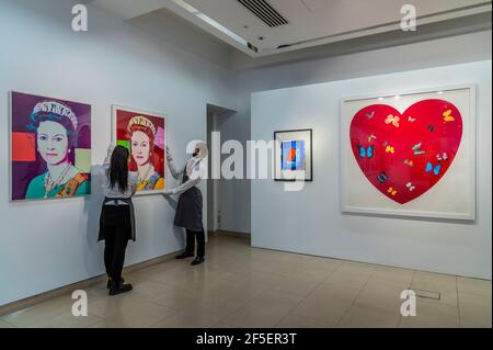 Londra, Regno Unito. 26 Mar 2021. Andy Warhol, Queen Elizabeth II, da: Regine regnanti (Royal Edition) sceneggiatura a colori con polvere di diamante, 1985, una prova di stampante, dalla deluxe Royal Edition con polvere di diamante, stima: £100,000-150,000 e la regina Elisabetta II, da: Regine regnanti (L), 1985, numerata 7/40, stima: £70,000-100,000 e altre opere - dietro porte chiuse: I preparativi hanno luogo a Christie's davanti alle stampe & Multiple e Banksy: Non posso credere che moroni realmente compri questo SH*T vendite in linea. Le vendite si svolgono tra il 16-31 marzo e sono entrambe online. Credito: Guy Bell Foto Stock