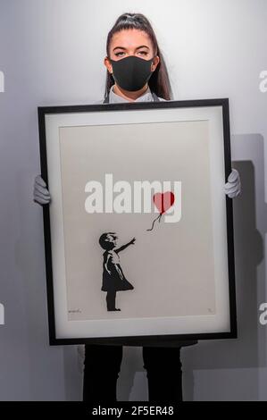 Londra, Regno Unito. 26 Marzo 2021. Banksy, ragazza con palloncino, numerato 46/150, stima: £300,000-500,000 - dietro porte chiuse: I preparativi si svolgono a Christie's davanti alle stampe & Multiple e Banksy: Non posso credere che moroni effettivamente acquistare questo SH*T Vendita online. Le vendite si svolgono tra il 16-31 marzo e sono entrambe online. Credit: Guy Bell/Alamy Live News Foto Stock
