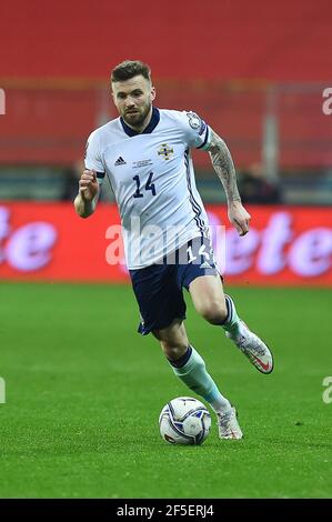 Parma, Italia. 25 Marzo 2021. Stuart Dallas dell'Irlanda del Nord in azione durante la Coppa del mondo FIFA 2022 Qatar qualificante match tra Italia e Irlanda del Nord il 25 marzo 2021 allo Stadio Ennio Tardini di Parma. (Foto di Roberto Ramaccia/Agenzia fotografica INA) Credit: Sipa USA/Alamy Live News Foto Stock