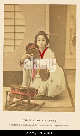 Ragazza che batte un Tsugumi. Kazumasa Ogawa (giapponese, 1860 - 1929) Foto Stock
