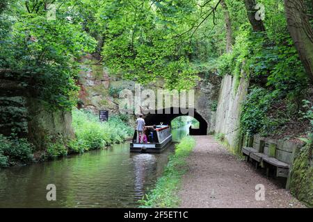 Una chiatta o una barca stretta circa per entrare nel portale nord di Cowley Tunnel sul canale della Shropshire Union, Gnosall, Staffordshire, Inghilterra, Regno Unito Foto Stock