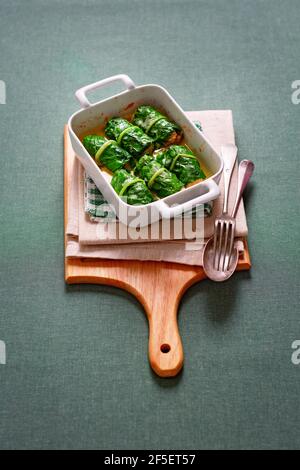 Involtini di barbabietola al gratin con verdure Foto Stock