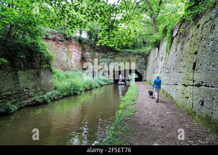 Una chiatta o una barca stretta circa per entrare nel portale nord di Cowley Tunnel sul canale della Shropshire Union, Gnosall, Staffordshire, Inghilterra, Regno Unito Foto Stock