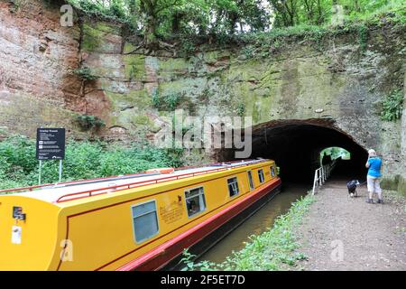 Una chiatta o una barca stretta circa per entrare nel portale nord di Cowley Tunnel sul canale della Shropshire Union, Gnosall, Staffordshire, Inghilterra, Regno Unito Foto Stock