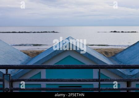 Una serie di capanne blu sulla costa mediterranea nelle ore serali (Pesaro, Marche, Italia) Foto Stock