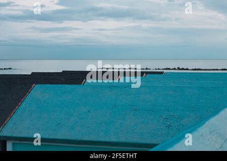 Una serie di capanne blu sulla costa mediterranea nelle ore serali (Pesaro, Marche, Italia) Foto Stock