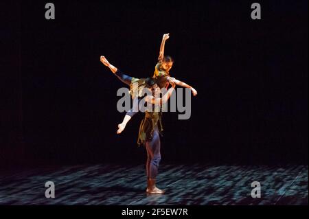 Junor Souza e Alina Cojocaru del Balletto Nazionale Inglese si esibiscono Secondo respiro come parte di Lest ci dimentichiamo al Barbican - Londra Foto Stock