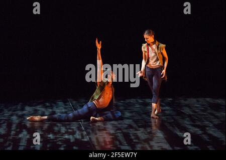 Junor Souza e Alina Cojocaru del Balletto Nazionale Inglese si esibiscono Secondo respiro come parte di Lest ci dimentichiamo al Barbican - Londra Foto Stock