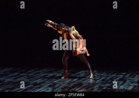 Junor Souza e Alina Cojocaru del Balletto Nazionale Inglese si esibiscono Secondo respiro come parte di Lest ci dimentichiamo al Barbican - Londra Foto Stock