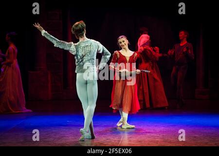 Vadim Muntagirov (Romeo) e Daria Klimentova (Juliet) hanno fatto una prova in Romeo e Giulietta del Balletto Nazionale Inglese, nella Royal Albert Hall di Londra Foto Stock